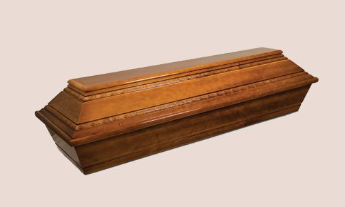 Acest sicriu este confectionat din lemn de brad realizat in 4 colturi avand un finisaj lucios si un model impletit sculptat pe capac. Sicriul poate fi echipat cu toate accesoriile disponibile.